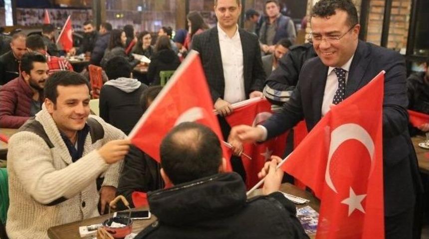 Başkan Taş&ccedil;ı Bayrak Dağıttı