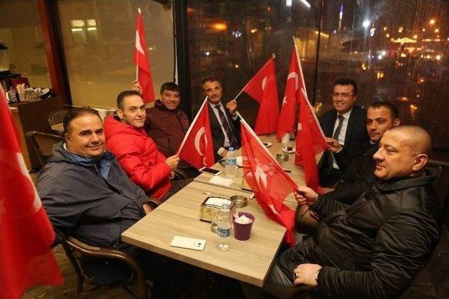 Başkan Taşçı Bayrak Dağıttı