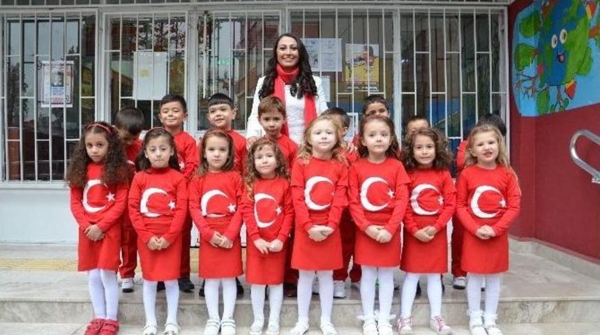 Şirinlerden Bayrak G&ouml;sterisi