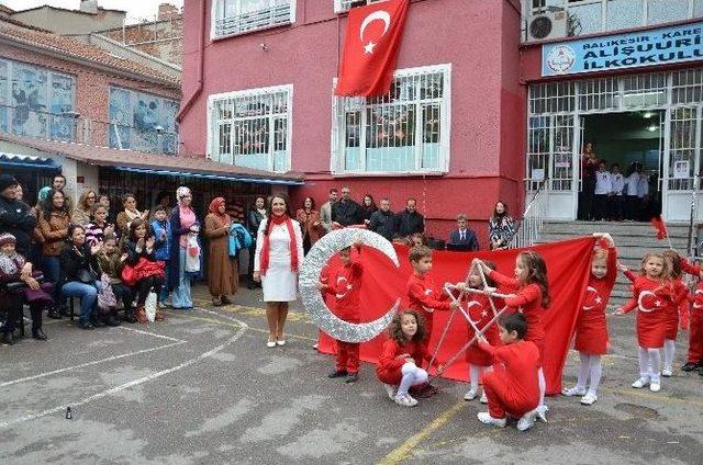 Şirinlerden Bayrak G&ouml;sterisi 1