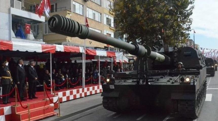 Tanklar Bu Kez Cumhuriyet İ&ccedil;in Sokaklara &Ccedil;ıktı