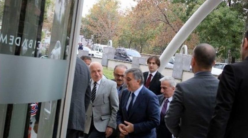 Abdullah G&uuml;l Hastanede Yatan Babasını Ziyarete Geldi