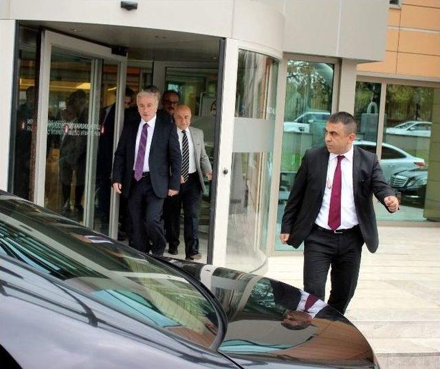 Abdullah G&uuml;l Hastanede Yatan Babasını Ziyarete Geldi 2