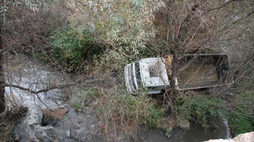 Yozgat&rsquo;ta Hafriyat Kamyonu 15 Metre Y&uuml;kseklikten Dereye U&ccedil;tu