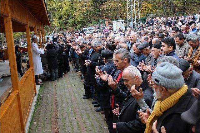 Abd’de Ölü Bulunan Thy Hostesinin Cenazesi Gözyaşları Eşliğinde Defnedildi