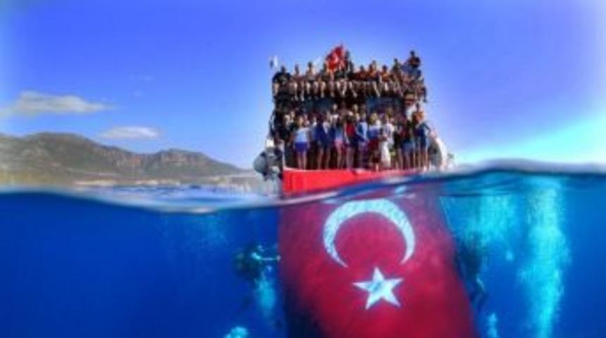 Dalgı&ccedil;lar Cumhuriyet Bayramı&rsquo;nı Denizde T&uuml;rk Bayrağı A&ccedil;arak Kutladı