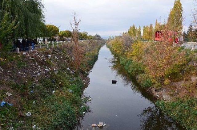 Sulama Kanalına Düşen Şahsın Cesedi Bulundu