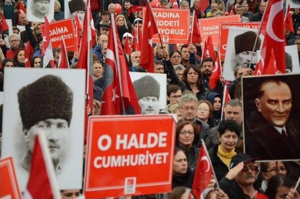 Eskişehir&rsquo;de Binler &lsquo;cumhuriyet&rsquo; İ&ccedil;in Y&uuml;r&uuml;d&uuml;