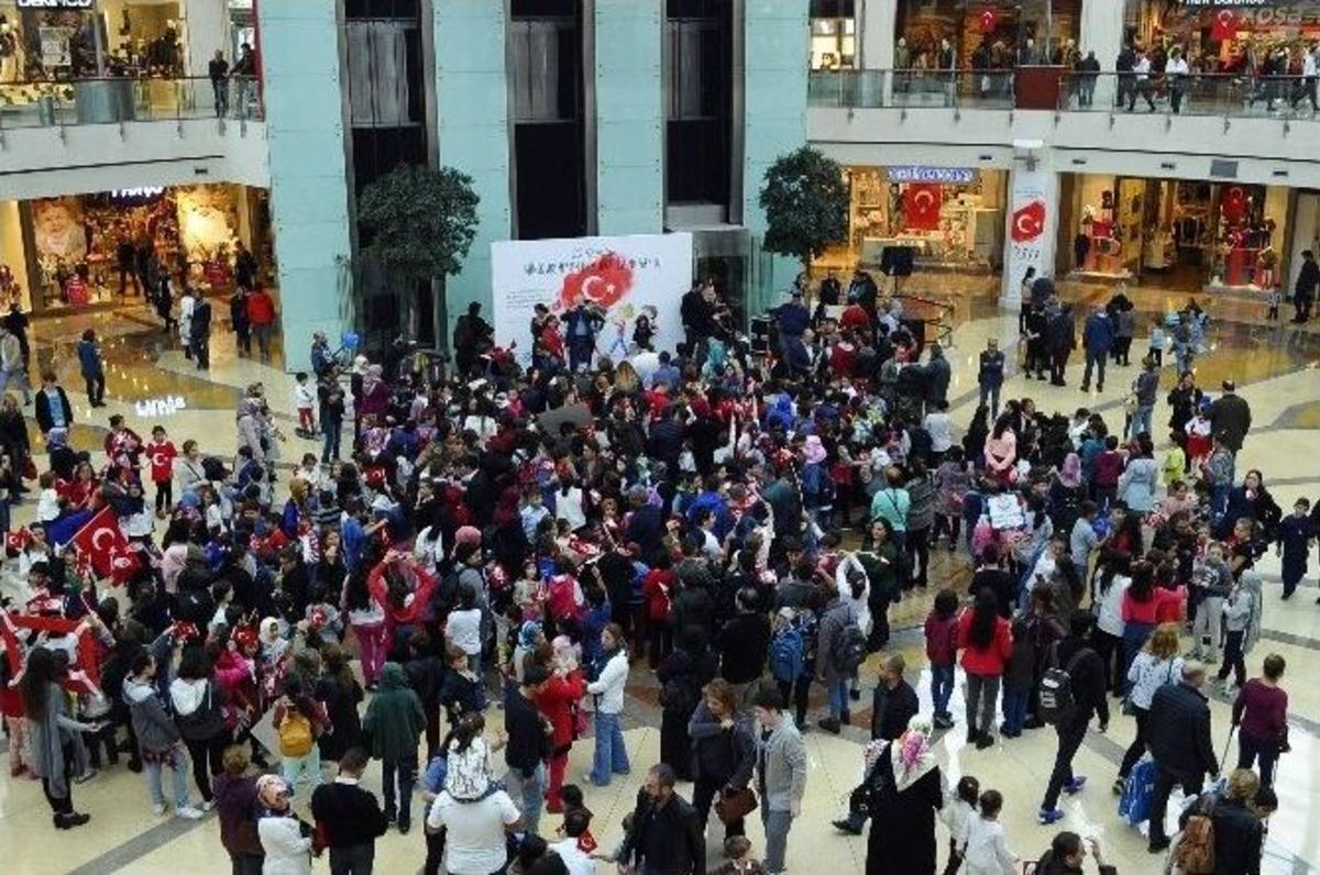 493 &Ccedil;ocuk Bando Eşliğinde Avm&rsquo;de Y&uuml;r&uuml;d&uuml;