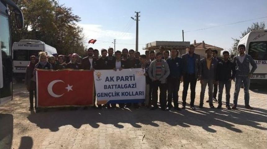 Ak Partili Gen&ccedil;lerden, Şehit &Ouml;mer Halisdemir&rsquo;in Kabrine Ziyaret