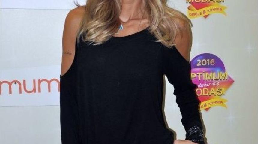 &Ccedil;ağla Şikel&rsquo;den Evlilik S&ouml;ylentilerine &Ccedil;arpıcı Yanıt