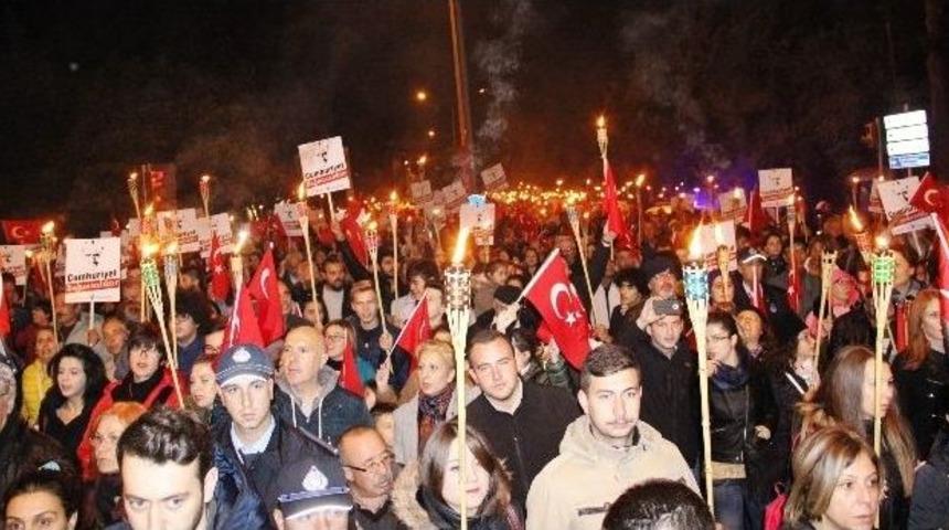 &Ccedil;anakkale&rsquo;de 2 Bin Kişiyle Fener Alayı