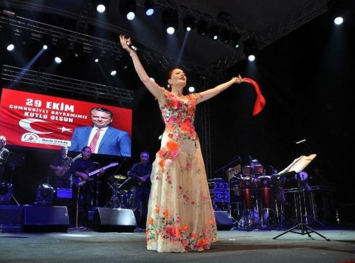 Antalya&rsquo;da 29 Ekim Kutlamalarında Candan Er&ccedil;etin &Ccedil;oşkusu