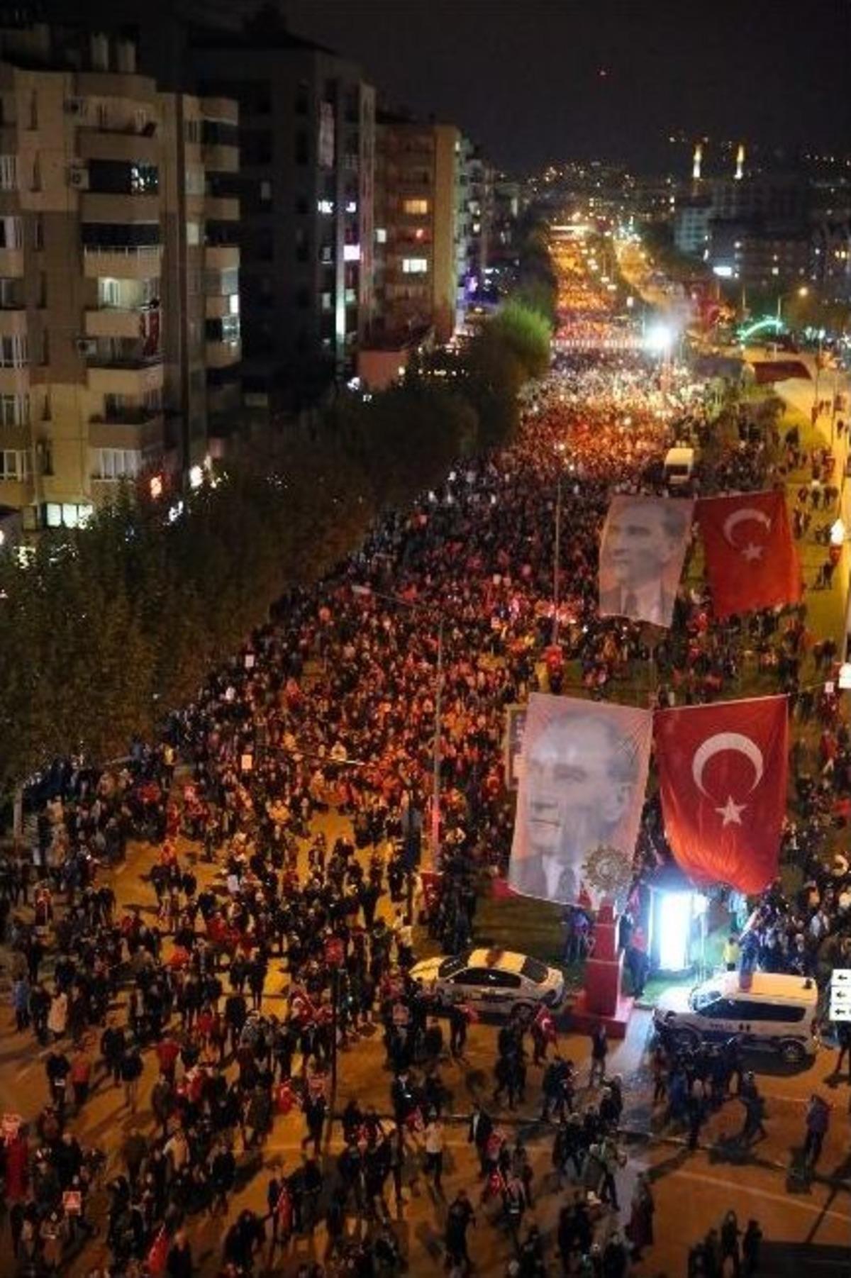 Nil&uuml;fer&rsquo;de Binlerce Kişi Cumhuriyet İ&ccedil;in Y&uuml;r&uuml;d&uuml;
