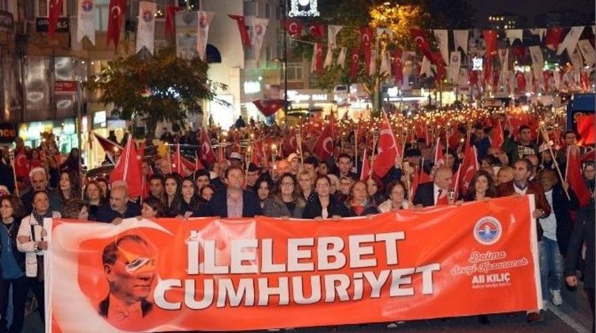 Maltepe&rsquo;de Cumhuriyet Bayramı G&uuml;mb&uuml;r G&uuml;mb&uuml;r Kutlandı