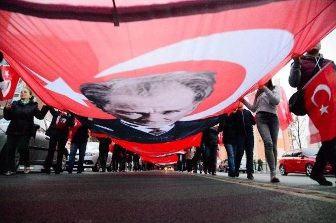 Beylikd&uuml;z&uuml;&rsquo;nde Bin 500 Metre Uzunluğunda Bayrakla Y&uuml;r&uuml;y&uuml;ş Yapıldı