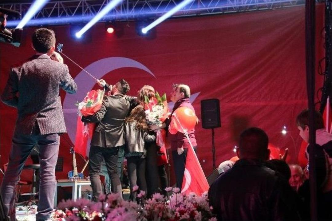 90&rsquo;ların Unutulmaz İsimleri Binlerce Vatandaşla Cumhuriyet Selfiesi &Ccedil;ekti