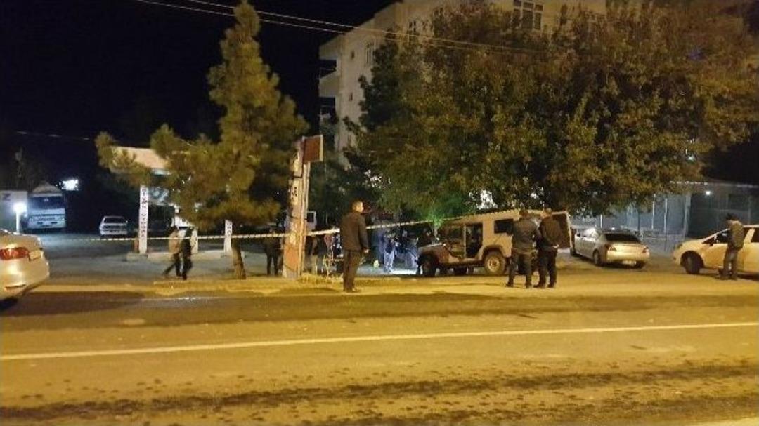 Diyarbakır&rsquo;da Benzinlikte Bekleyen Zırhlı Araca Roketli Saldırı: 1&rsquo;i Ağır, 3 Yaralı