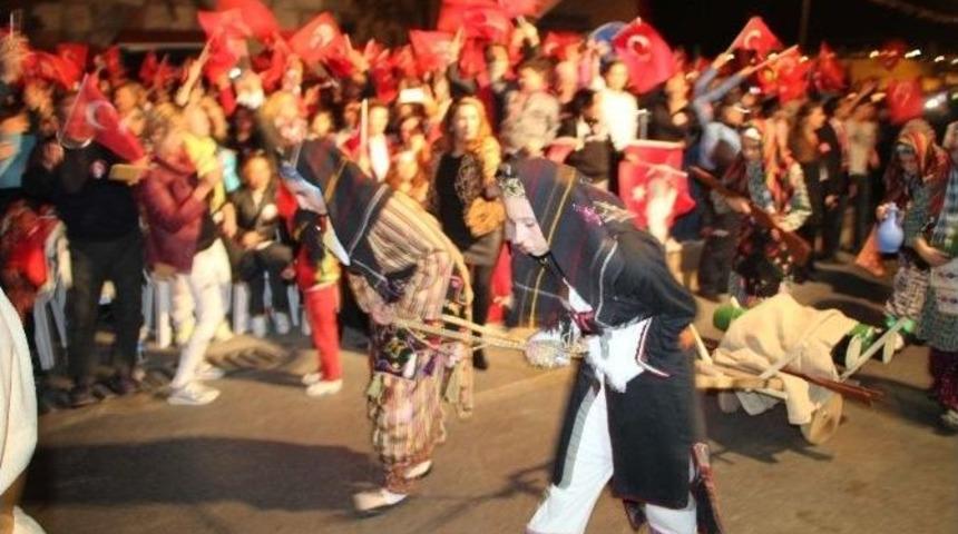 Kuşadası&rsquo;nda Cumhuriyet Y&uuml;r&uuml;y&uuml;ş&uuml;