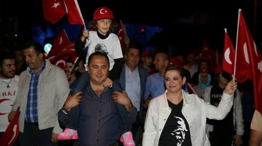 Finike&rsquo;de Y&uuml;zlerce Kişi Cumhuriyet İ&ccedil;in Y&uuml;r&uuml;d&uuml;