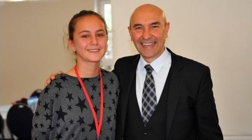 &Ccedil;ocuklar Yeni Belediye Başkanını Se&ccedil;mek İ&ccedil;in Sandığa Gitti