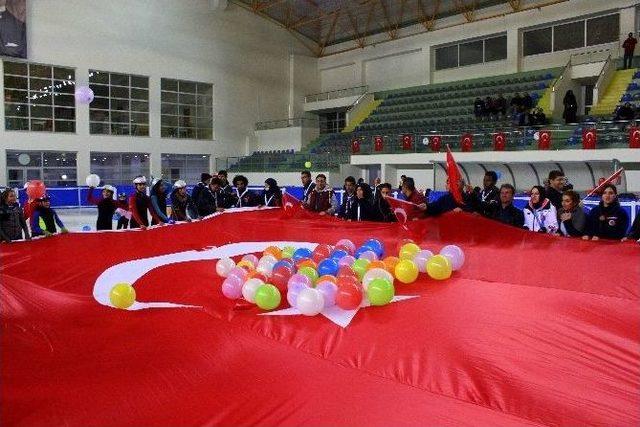 29 Ekim’i Buzda Türk Bayrağı Açarak Kutladılar