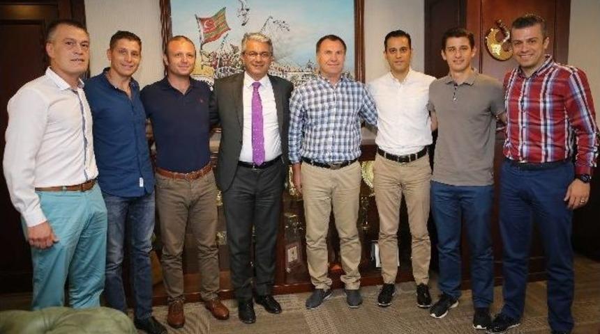 S&uuml;per Lig Hakemlerinden "karşıyaka&rsquo;nın Filizleri"ne Destek