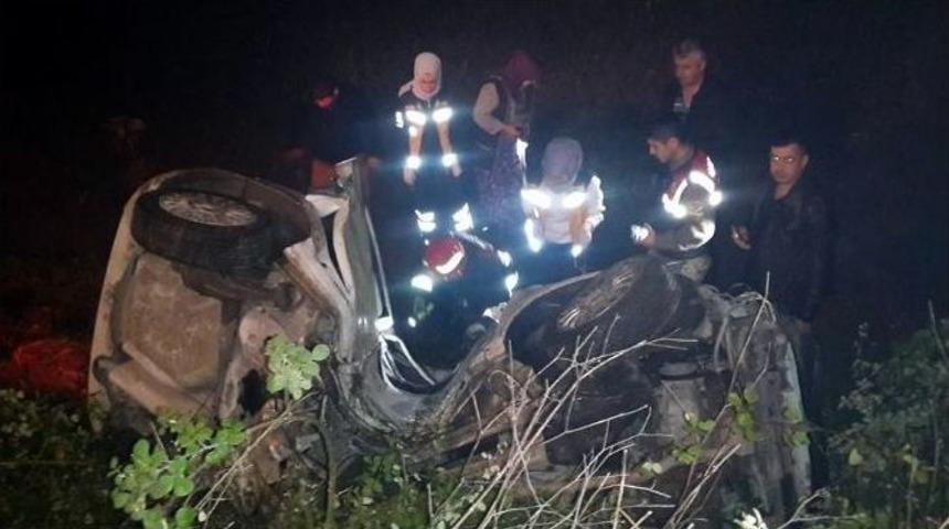 Otomobil Yol Kenarındaki Direğe &Ccedil;arptı: 2 &Ouml;l&uuml;