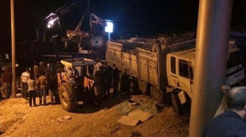 Kamyon İle Trakt&ouml;r &Ccedil;arpıştı: 1 Yaralı