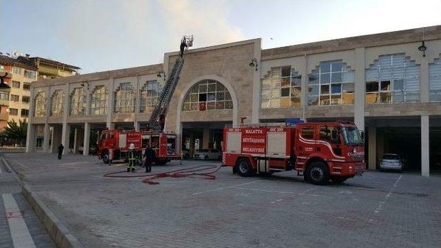 Kernek K&uuml;lliyesi&rsquo;nde Korkutan Yangın 1
