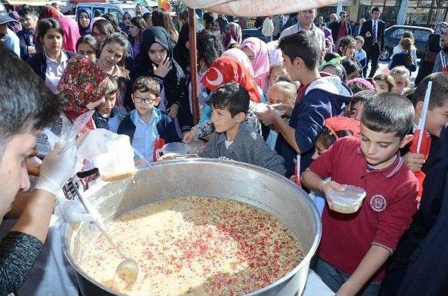 Darende Belediyesi Tarafından Aşure Dağıtıldı 1