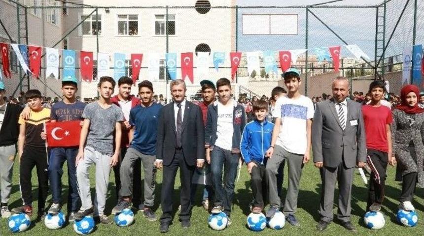 Şahinbey Belediyesinden Okullara Yeni Halı Saha