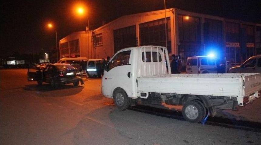 Kamyonet Otomobile Arkadan &Ccedil;arptı: 1 Yaralı