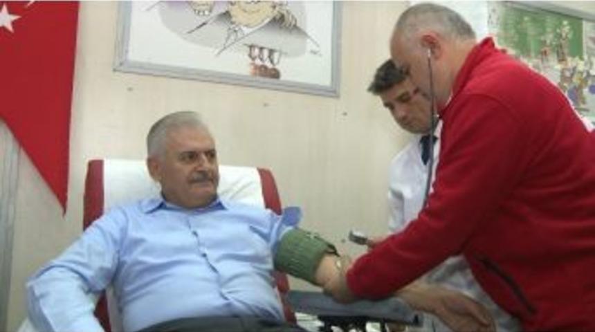 Başbakan Binali Yıldırım, T&uuml;rk Kızılayı &Ccedil;adırında Kan Verdi
