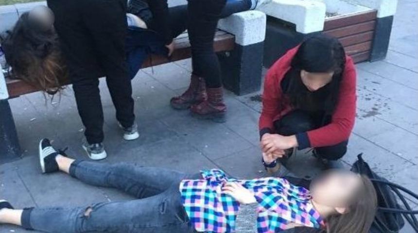 Bonzai Kullanan Gen&ccedil; Kızlar Kendinden Ge&ccedil;ti