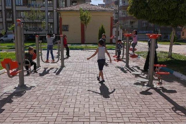 Haliliye Belediyesinden Şehit Mustafa Direkli Parkına Yeni Spor Aletleri