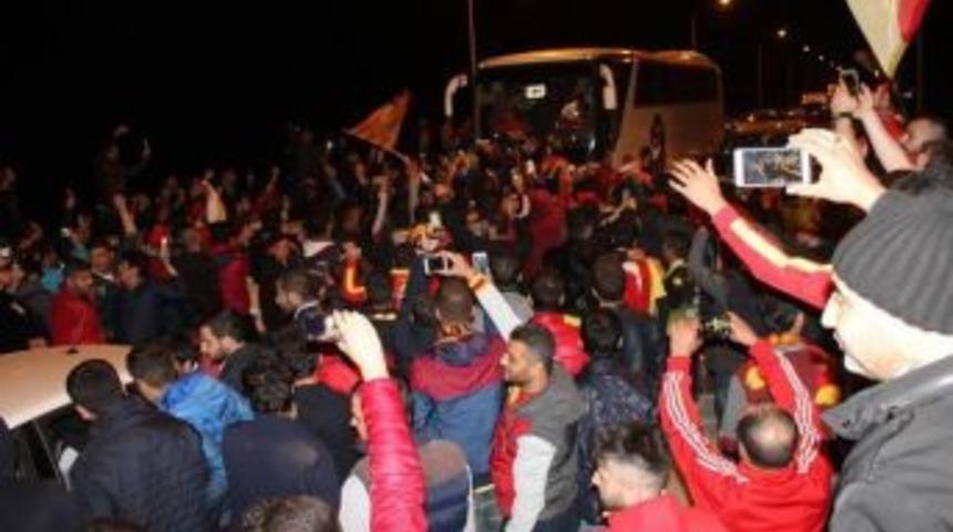 Yeni Malatyaspor&rsquo;a K&ouml;m&uuml;rhan K&ouml;pr&uuml;s&uuml;&rsquo;nde Coşkulu Karşılama