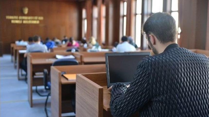 Sa&uuml;&rsquo;de &Ouml;ğrencilere &Ouml;d&uuml;n&ccedil; Bilgisayar