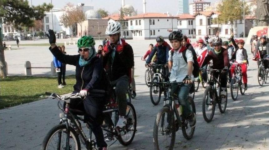 &ldquo;t&uuml;rkiye İ&ccedil;in Bayrak Salla&rdquo; Sloganıyla Pedal &Ccedil;evirdiler