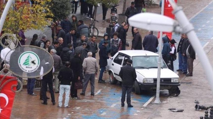 Otomobil Yürüyüş Yoluna Daldı