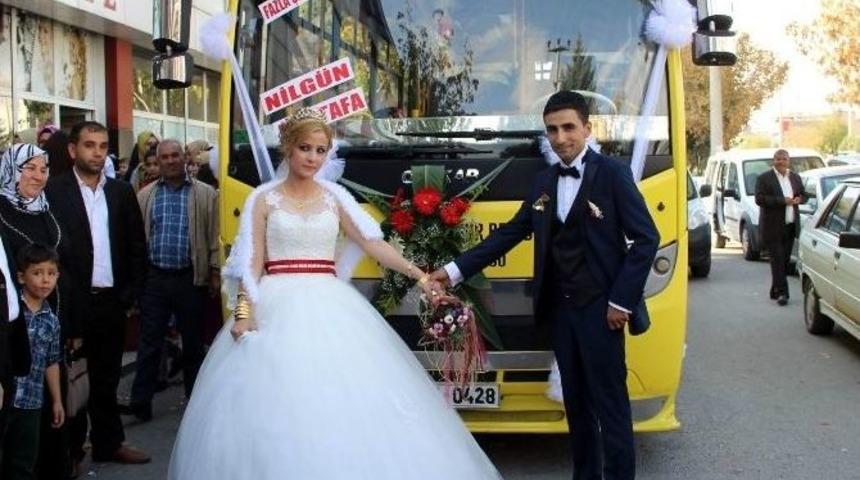 Tanıştıkları Halk Otob&uuml;s&uuml;, Gelin Arabaları Oldu