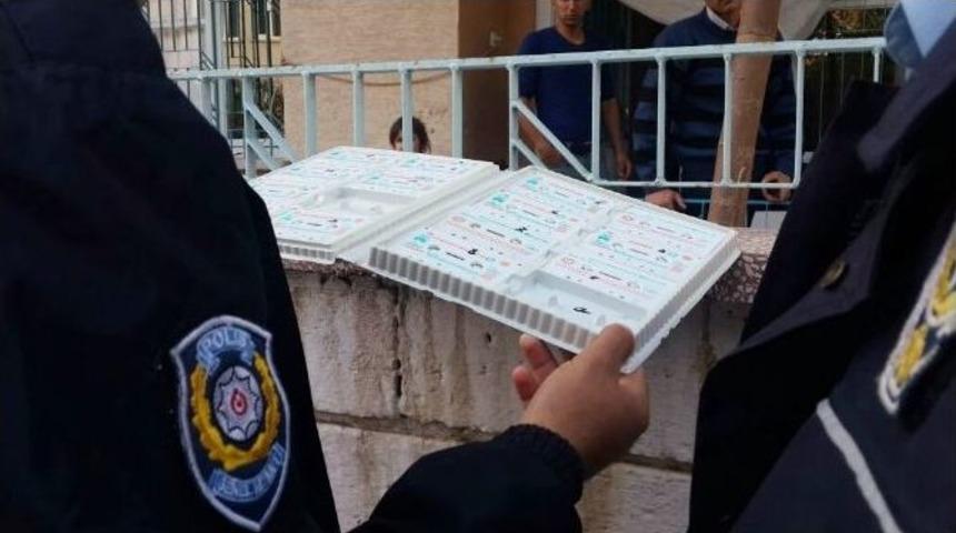 Ş&uuml;pheli Paketten Kaset &Ccedil;ıktı