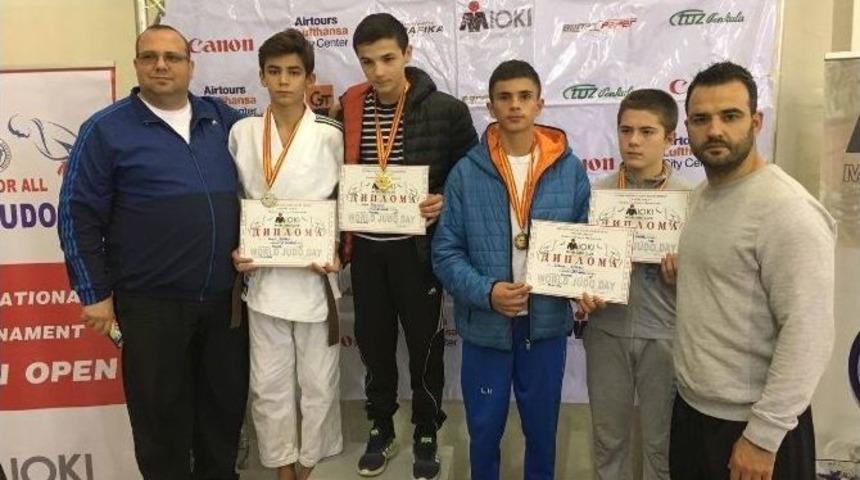 Manisa B&uuml;y&uuml;kşehir&rsquo;li Sporculardan Makedonya&rsquo;da B&uuml;y&uuml;k Başarı