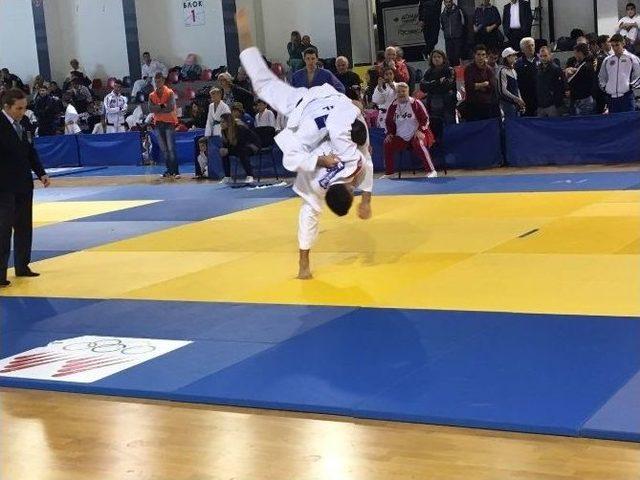 Manisa B&uuml;y&uuml;kşehir&rsquo;li Sporculardan Makedonya&rsquo;da B&uuml;y&uuml;k Başarı 2