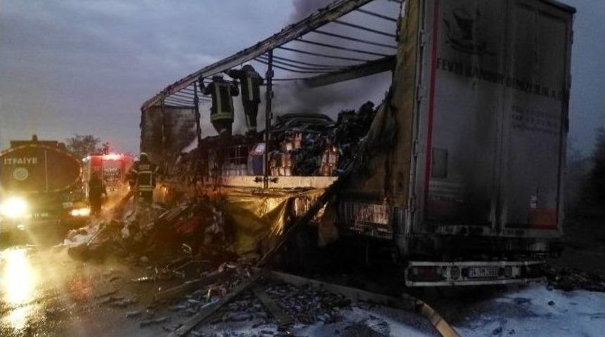 Polonya&rsquo;ya Kimyasal Madde Taşıyan Tır Alev Alev Yandı