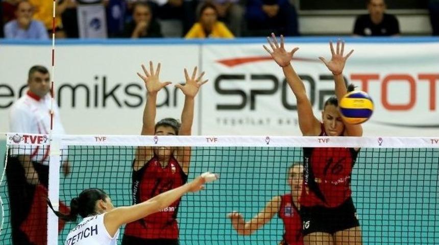 Vakıfbank Lige Galibiyetle Başladı