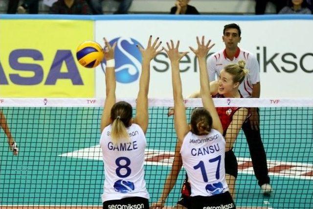 Vakıfbank Lige Galibiyetle Başladı