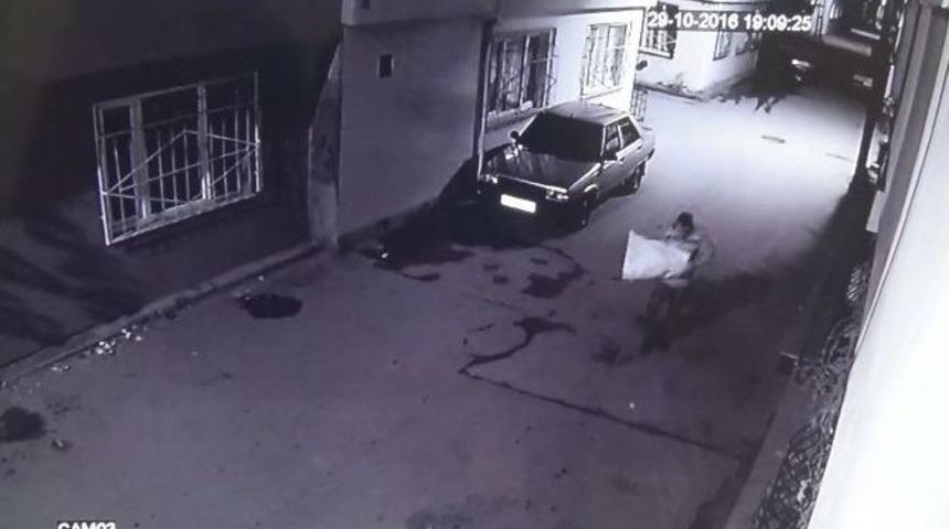 Pompalı T&uuml;fekle Dehşet Sa&ccedil;an Şahsın G&ouml;r&uuml;nt&uuml;leri Ortaya &Ccedil;ıktı