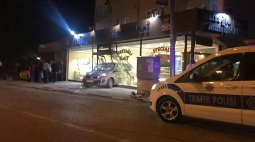 Otomobil Fırına Daldı, 12 Kişi Yaralandı