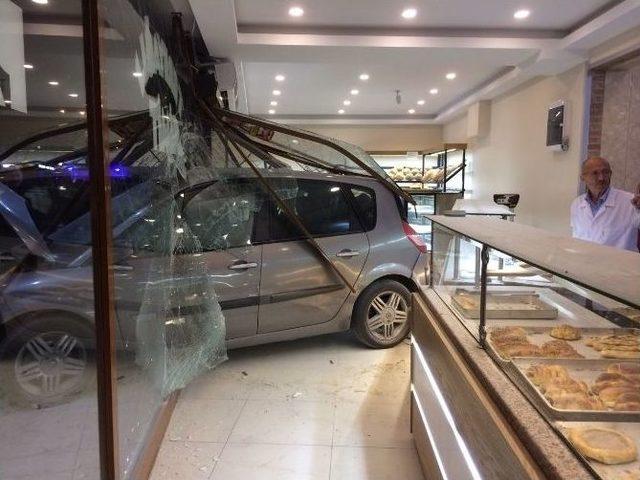 Otomobil Fırına Daldı, 12 Kişi Yaralandı 1
